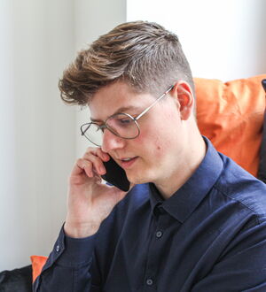 Marvin Kellermann mit dem Telefon in der Hand