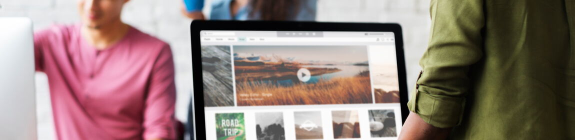 Agentur-Mitarbeiter erstellen eine Webseite