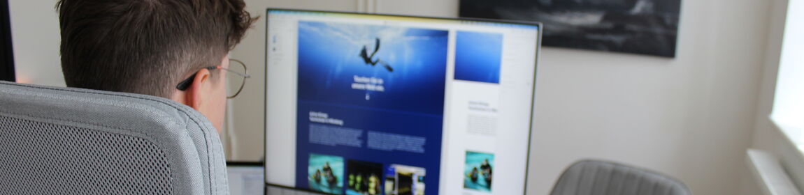 Webdesigner Marvin Kellermann schaut auf sein Screedesign